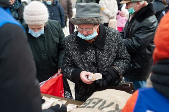 В Твери прохожим раздавали «блокадный паек» В Твери прохожим раздавали «блокадный паек»