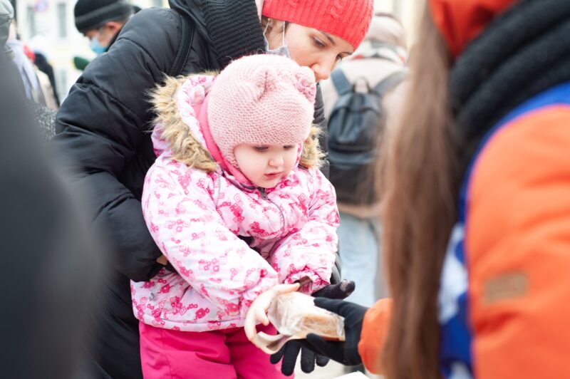 В Твери прохожим раздавали «блокадный паек»