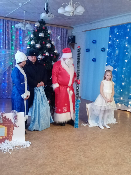 В городе Нелидово «Полицейский Дед Мороз» подарил воспитанникам реабилитационного центра новогоднюю сказку