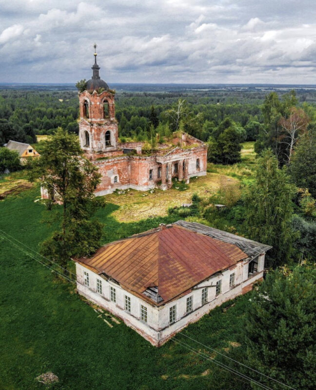 Почему заброшенный храм в Тверской области притягивает взор