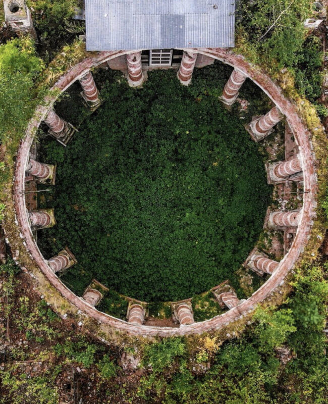 Почему заброшенный храм в Тверской области притягивает взор