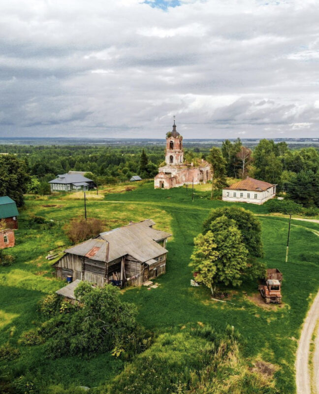 Почему заброшенный храм в Тверской области притягивает взор