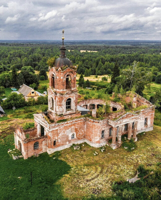 Почему заброшенный храм в Тверской области притягивает взор
