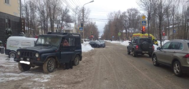 В Твери на перекрестке столкнулись УАЗ и Мерседес