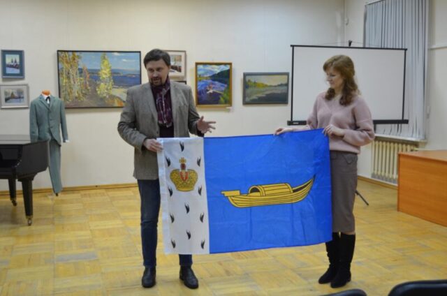 Флаг Вышнего Волочка, побывавший в Непале, пополнил музейное собрание