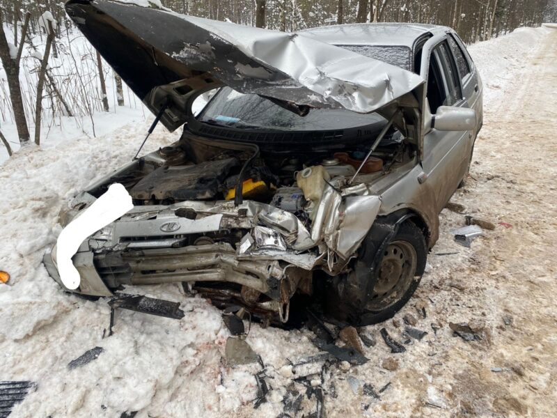 Два отечественных автомобиля столкнулись на дороге в Тверской области