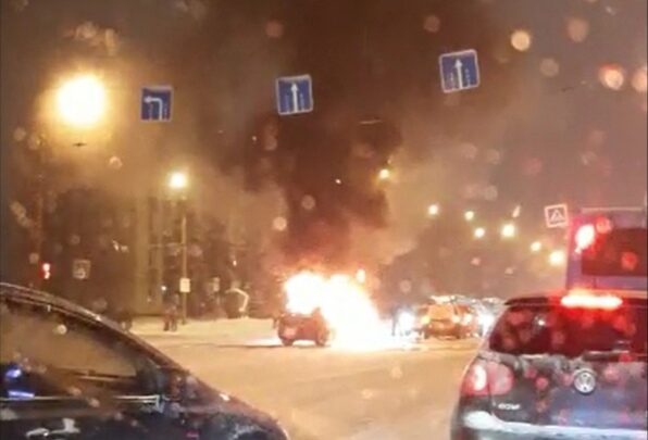 В Твери после столкновения загорелся автомобиль