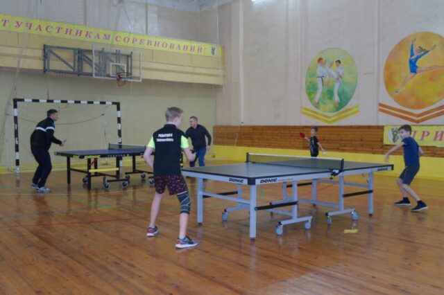 В Бологое семьи соревновались в настольном теннисе