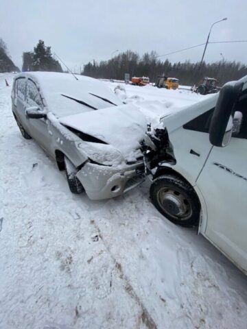 В Тверской области иномарка врезалась в стоявшую на обочине "Газель"