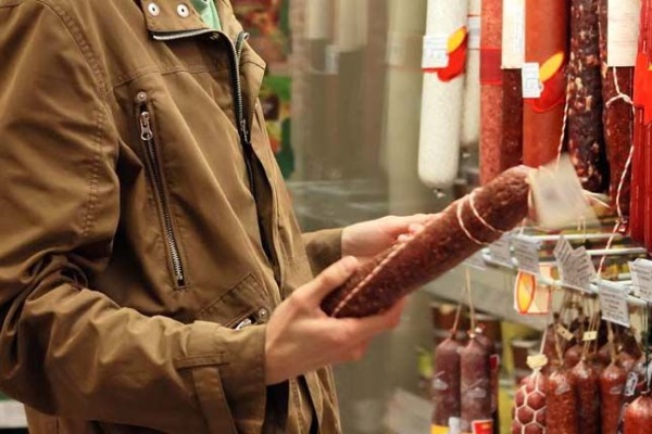 В Твери мужчина пытался украсть из магазина колбасу и майонез В Твери мужчина отправится в колонию за кражу шоколада, кофе и колбасы