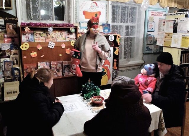 В Западной Двине Дед Мороз оставил в библиотеке подарки для читателей