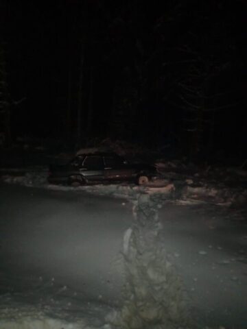 В Тверской области пьяный водитель опрокинул автомобиль в сугроб