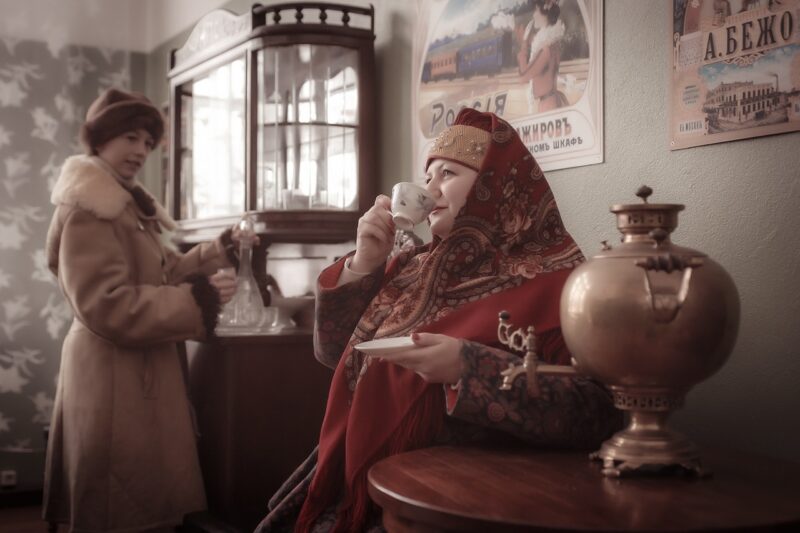 Постановочная фотосессия прошла на фоне ретро-поезда «Селигер»