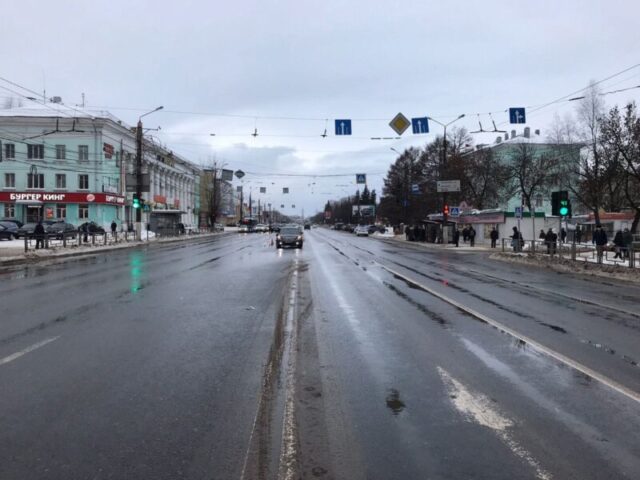 Человек попал под колеса автомобиля на пешеходном переходе в Твери