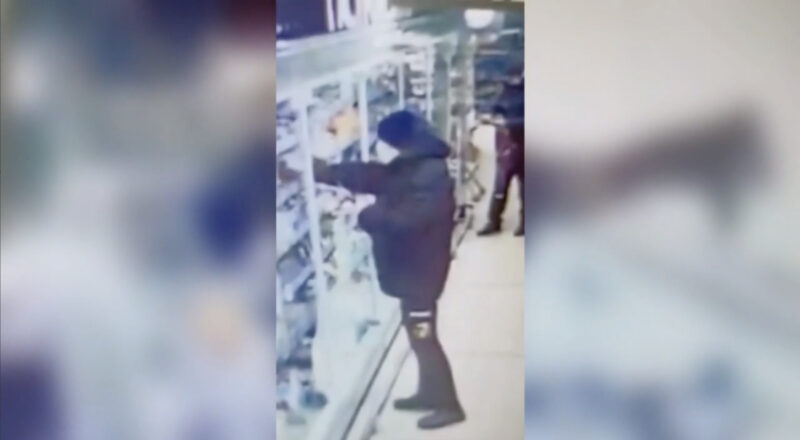 Кража колбасы в магазине Тверской области попала на видео Кража колбасы в магазине Тверской области попала на видео