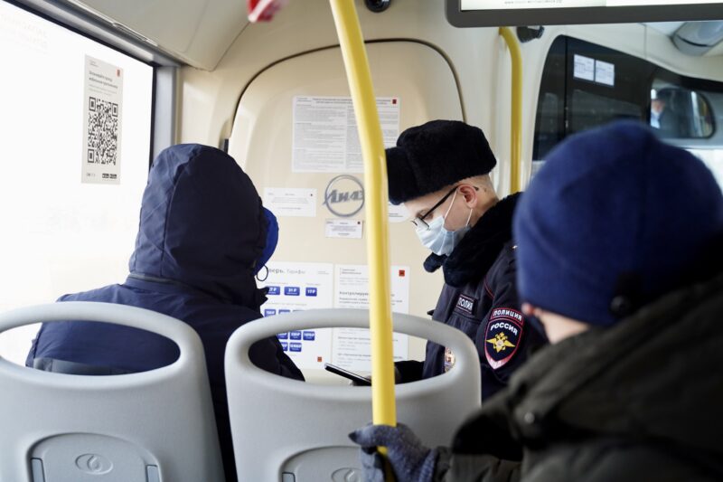 В Тверской области продолжают проверять пассажиров на наличие масок в общественном транспорте