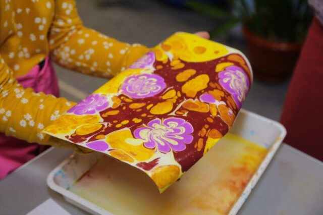 В Торопце прошел мастер-класс по эбру