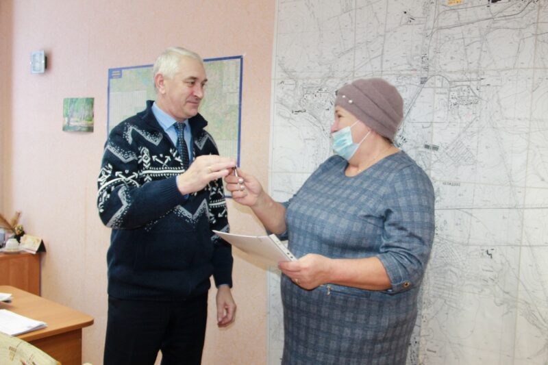 Семья из Нелидова получила ключи от новой квартиры Семья из Нелидова получила ключи от новой квартиры
