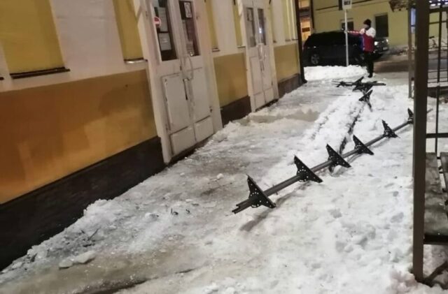 В Тверской области на 17-летнюю девушку упала металлическая конструкция со льдом