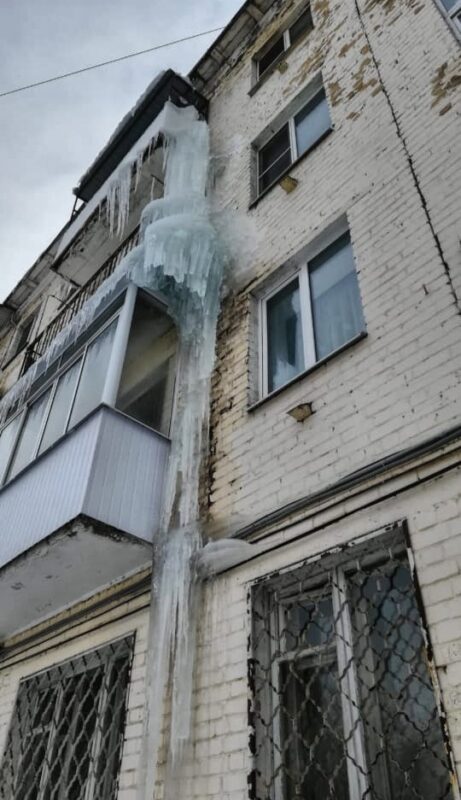 Осколки упавшей сосульки задели мужчину в Твери Осколки упавшей сосульки задели мужчину в Твери