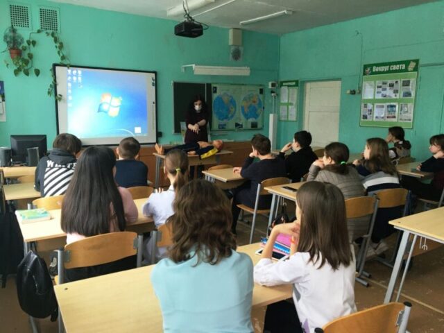 Энергетики Тверьэнерго побеседовали со школьниками об электробезопасности Энергетики Тверьэнерго побеседовали со школьниками об электробезопасности