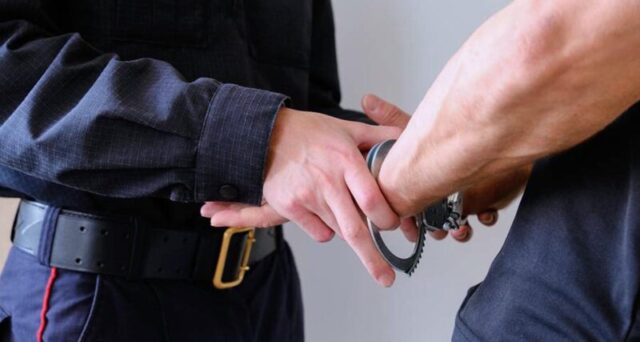 В Западной Двине пьяный мужчина повредил окно в многоквартирном доме и сбежал