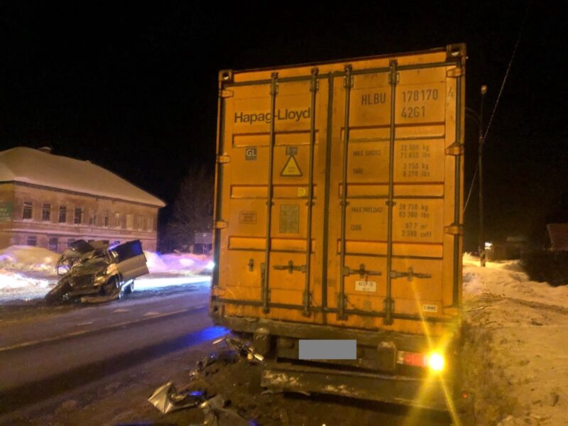 В Тверской области злостный нарушитель скоростного режима врезался в фуру В Тверской области злостный нарушитель скоростного режима врезался в фуру