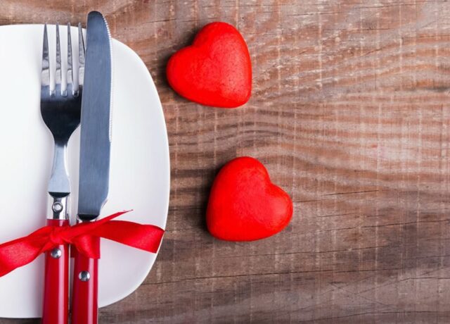 Фрукты, свечи и греческий салат: Формула полезного ужина ко Дню святого Валентина Фрукты, свечи и греческий салат: Формула полезного ужина ко Дню святого Валентина