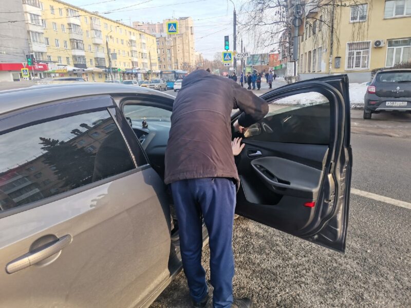 В Твери сотрудники ГИБДД вновь проверили тонировку у водителей В Твери сотрудники ГИБДД вновь проверили тонировку у водителей