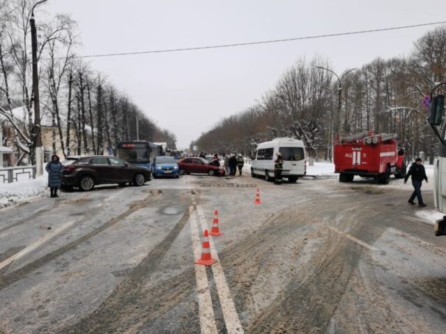 В Твери женщина на "Лексусе" спровоцировала аварию с 3 пострадавшими