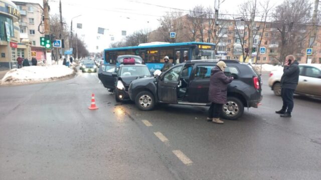 В Твери в столкновении двух иномарок пострадала женщина