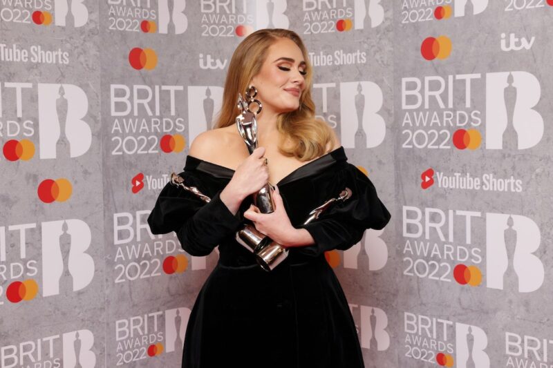 Триумф Адель, падение Энн-Мари и фаер-шоу: Итоги церемонии Brit Awards-2022