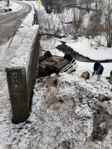В Тверской области опрокинулся автомобиль