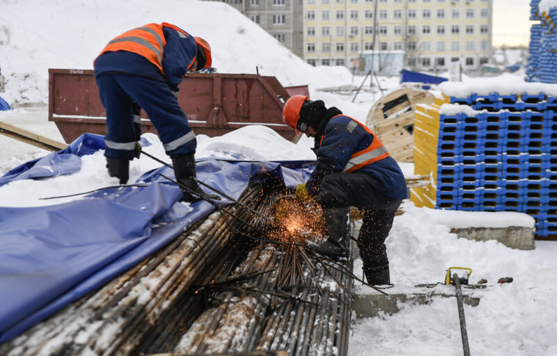 В Твери на площадке строительства ДОКБ ведутся работы по возведению несущих железобетонных конструкций здания