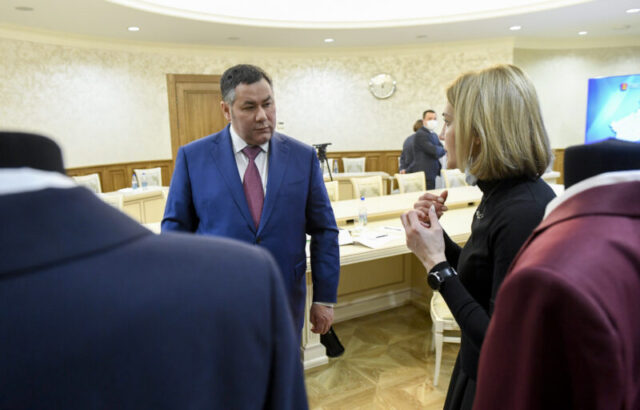 Игорь Руденя на рабочей встрече проверил школьную форму для детей из многодетных семей Игорь Руденя на рабочей встрече проверил школьную форму для детей из многодетных семей