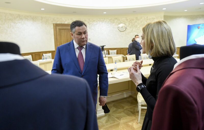 Игорь Руденя на рабочей встрече проверил школьную форму для детей из многодетных семей