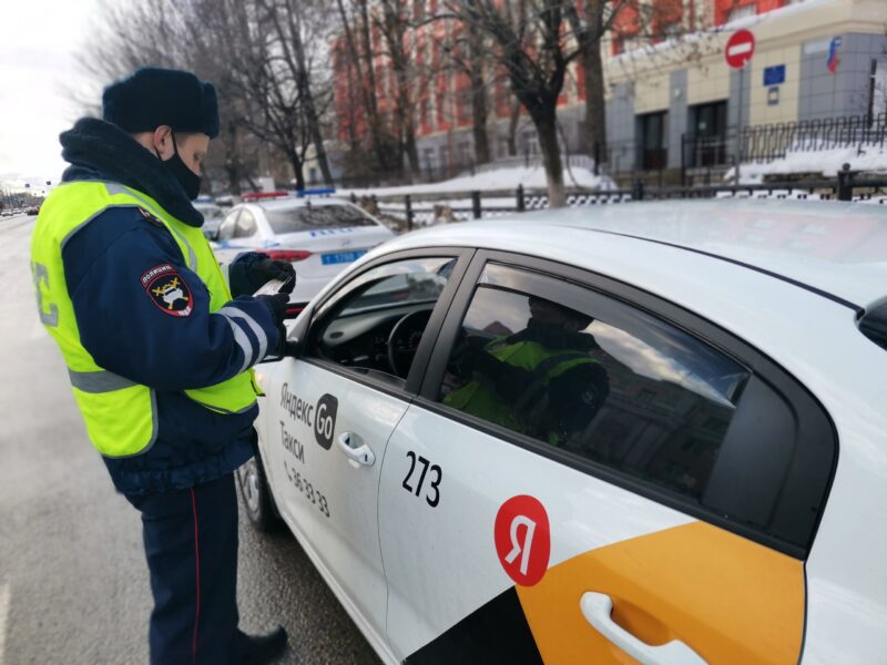 В Твери 4 водителя такси по итогам профилактического рейда были доставлены в отделы полиции В Твери 4 водителя такси по итогам профилактического рейда были доставлены в отделы полиции