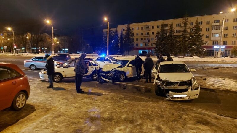В Твери водитель спровоцировал столкновение трех машин и сломал нос В Твери водитель спровоцировал столкновение трех машин и сломал нос