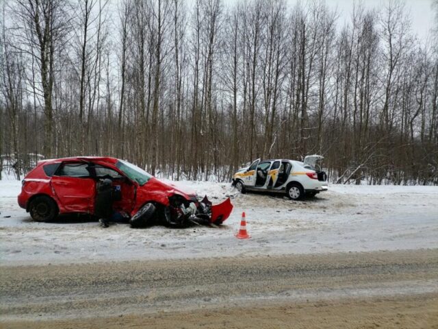 В Тверской области четыре человека получили травмы в лобовом столкновении автомобилей