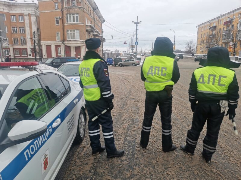 Сотрудники ГИБДД проверили тонировку у тверских водителей Сотрудники ГИБДД провели тонировку у тверских водителей