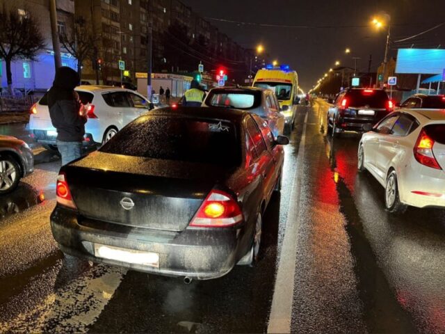 В Твери водитель иномарки догнал на светофоре другой автомобиль