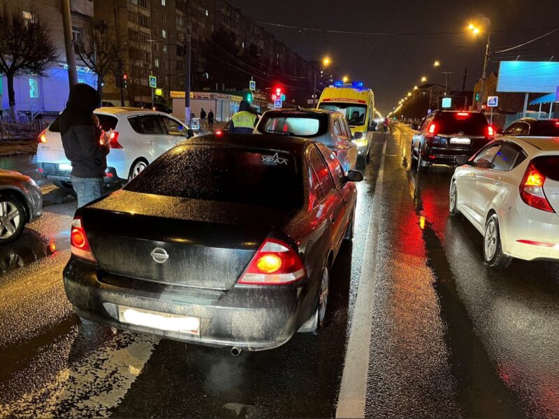 В Твери водитель иномарки догнал на светофоре другой автомобиль В Твери водитель иномарки догнал на светофоре другой автомобиль