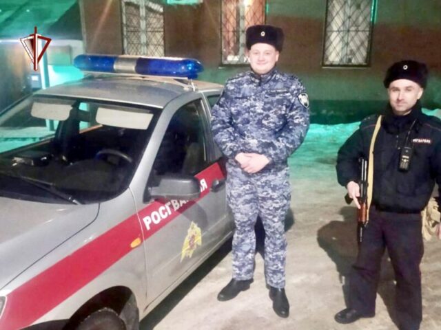 В Тверской области сотрудники Росгвардии помогли автовладельцу потушить горящий автомобиль