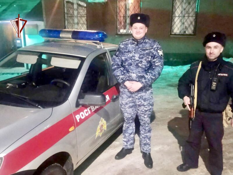 В Тверской области сотрудники Росгвардии помогли автовладельцу потушить горящий автомобиль В Тверской области сотрудники Росгвардии помогли автовладельцу потушить горящий автомобиль