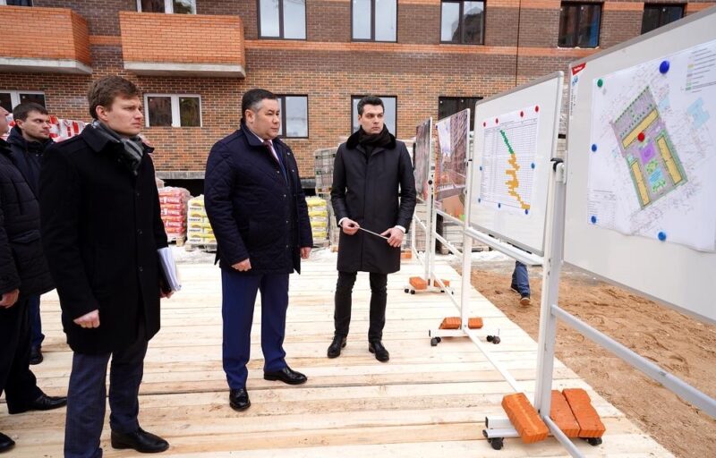Игорь Руденя осмотрел площадку строительства новых домов для жителей Морозовского городка