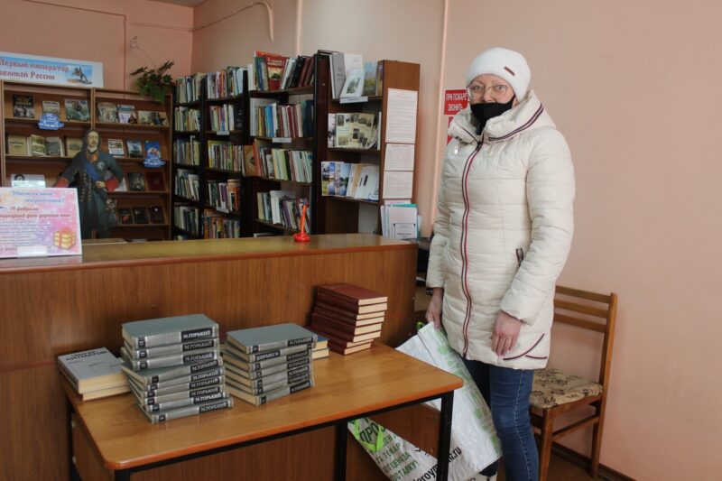 Жители Торопца передали книги в дар центральной библиотеке Жители Торопца передали книги в дар центральной библиотеке