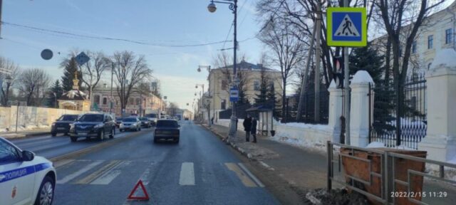 В Твери на пешеходном переходе под колеса автомобиля попала 25-летняя девушка