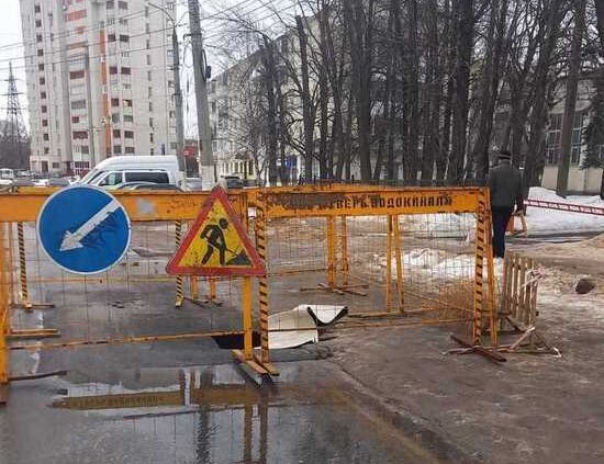 На одной из улиц Твери появился провал в асфальте На одной из улиц Твери появился провал в асфальте