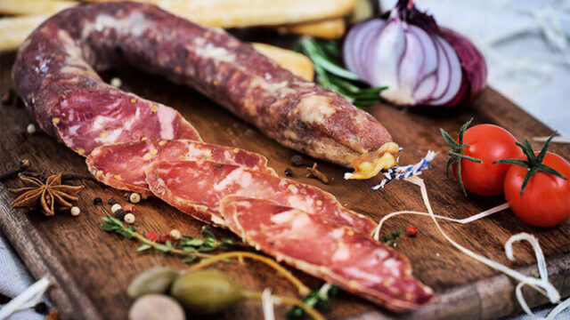 "Тверская МВЛ" выявила фальсификацию свиной колбасы соей и курицей