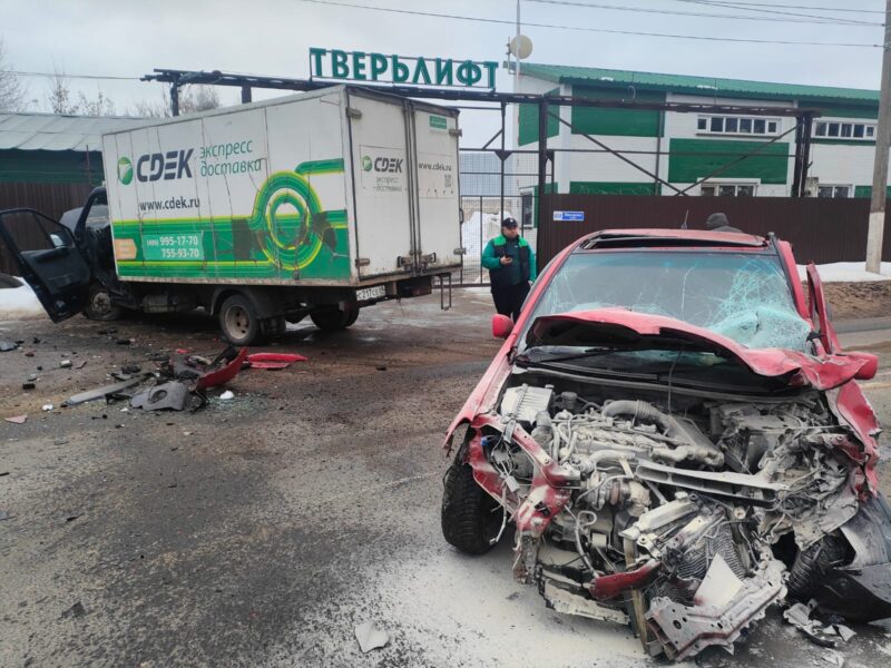 Праворульная иномарка вылетела на встречку в Твери В Твери скончалась молодая девушка, попавшая в серьёзное ДТП